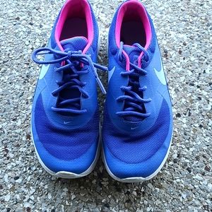 Girls Size 3 Nike tennis shoe NEW